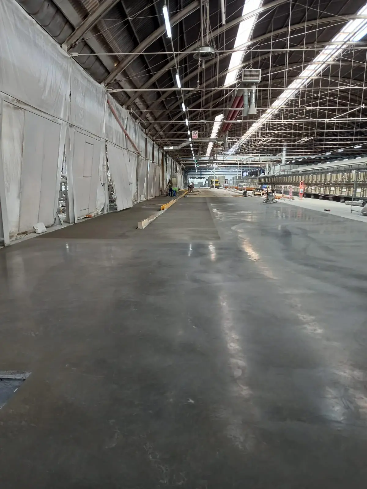 Realizzazione pavimento in grande azienda